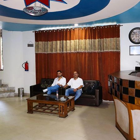 Hotel River Bank Манди Екстериор снимка