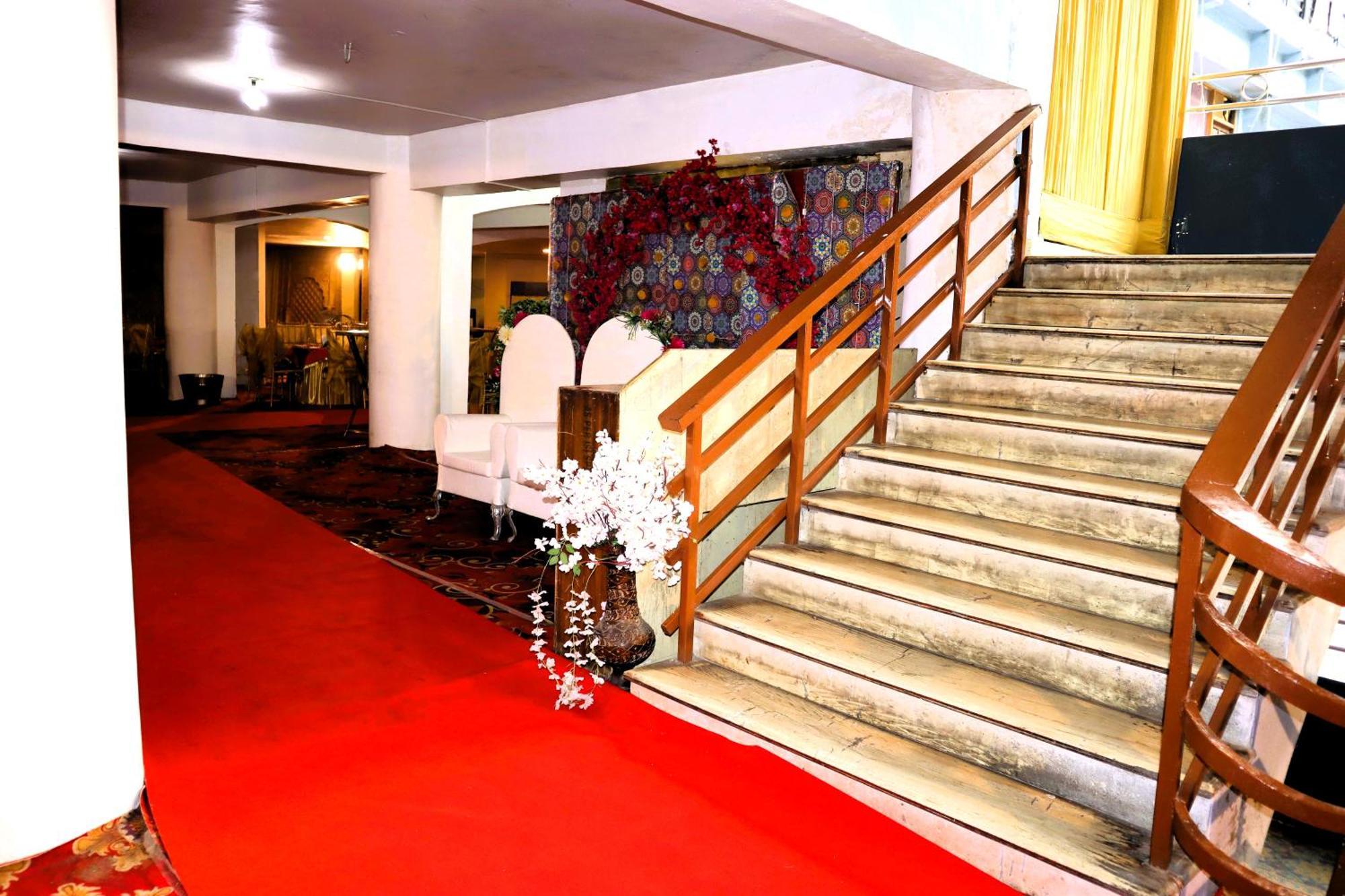 Hotel River Bank Манди Екстериор снимка