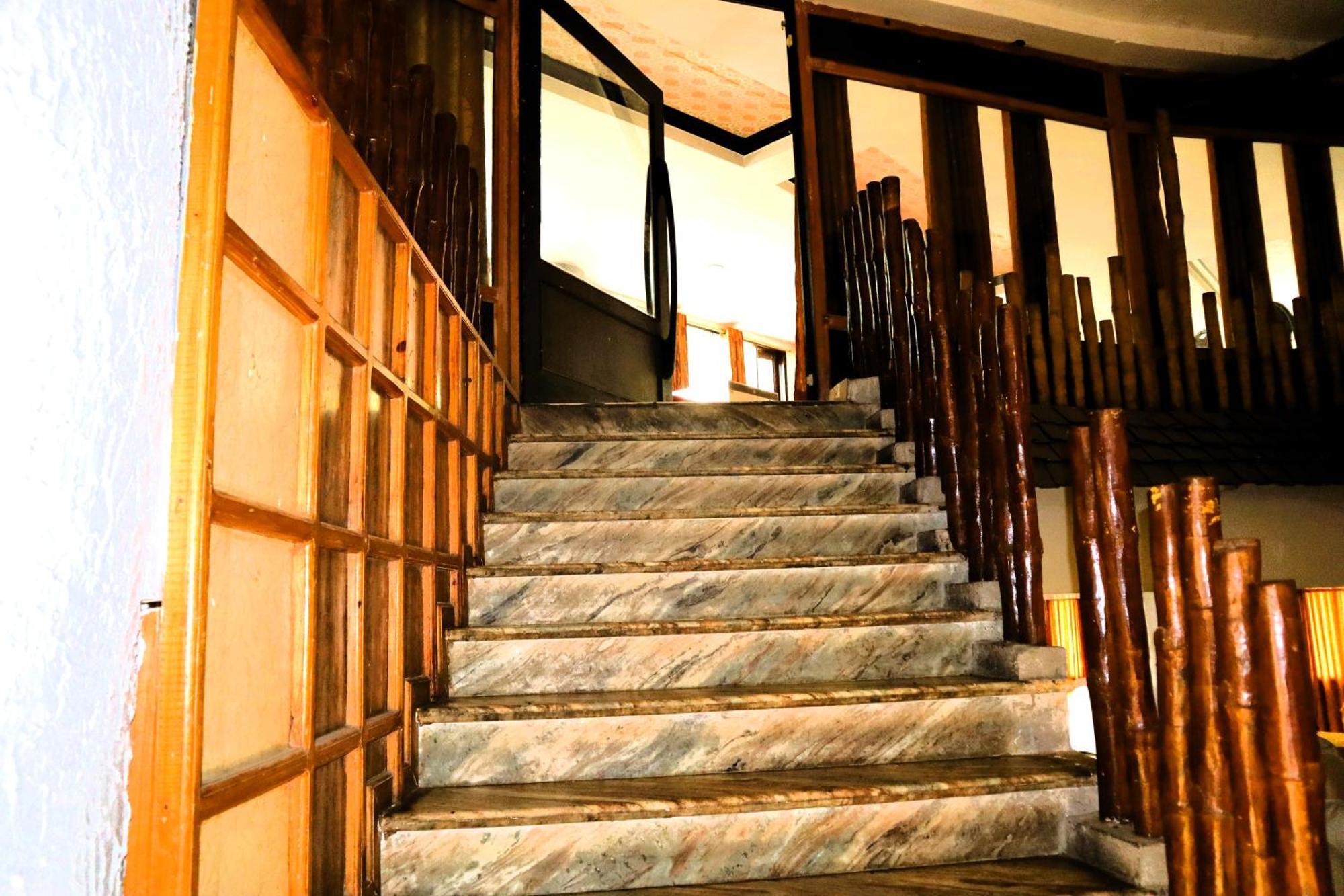 Hotel River Bank Манди Екстериор снимка